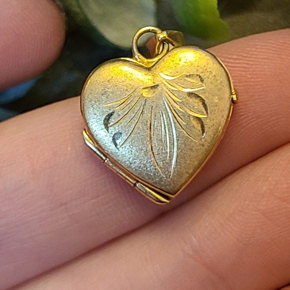Vintage Italian 14kt Yellow Gold Locket Pendant with Beautiful Etching - Picture 1 of 7